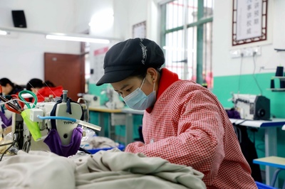 上林縣 服裝廠開在家門口，村民就業(yè)有保障